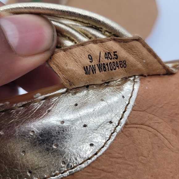Born Flip Flops Brown Leather Tan Gold Women Shoes Size 9 - Picture 7 of 7
